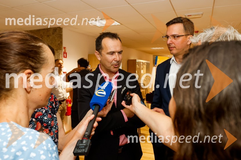  Jure Valjavec, T-2;  ... Novinarska konferenca MO Kranj ob podpisu pogodbe za vzpostavitev digitalne platforme