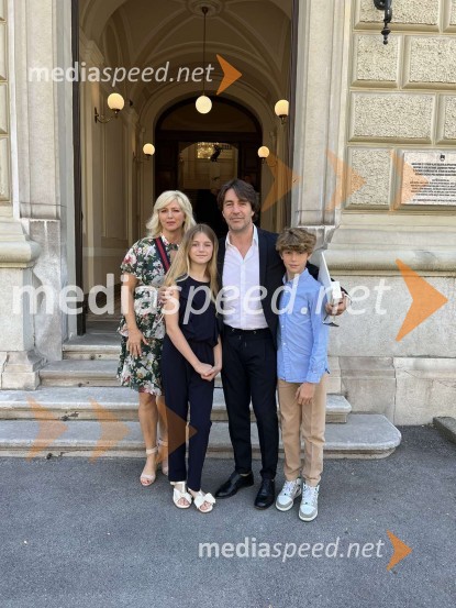  Pia Clug, baletna plesalka;  ... ;  Edward Clug, umetniški direktor, Balet SNG Maribor;  ... Predsednik Pahor odlikoval Elzo Budau, Edwarda Cluga in Ervina Hartmana