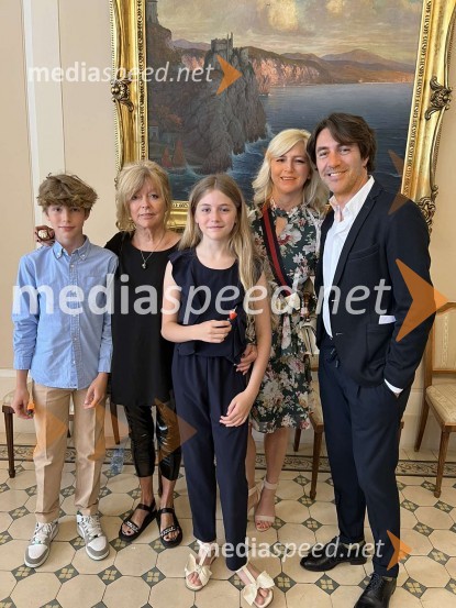  ... ;  ... ;  ... ;  Pia Clug, baletna plesalka;  Edward Clug, umetniški direktor, Balet SNG MariborPredsednik Pahor odlikoval Elzo Budau, Edwarda Cluga in Ervina Hartmana