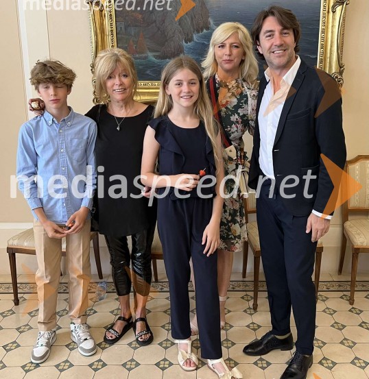  ... ;  ... ;  ... ;  Pia Clug, baletna plesalka;  Edward Clug, umetniški direktor, Balet SNG MariborPredsednik Pahor odlikoval Elzo Budau, Edwarda Cluga in Ervina Hartmana