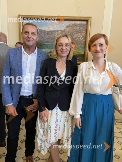  Danilo Rošker, direktor SNG Maribor;  ... ; dr. Asta Vrečko, ministrica za kulturoPredsednik Pahor odlikoval Elzo Budau, Edwarda Cluga in Ervina Hartmana