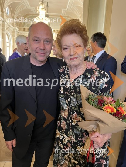  ... ;  Elza Budau, slovenska tekstopiska, pesnica in pisateljicaPredsednik Pahor odlikoval Elzo Budau, Edwarda Cluga in Ervina Hartmana