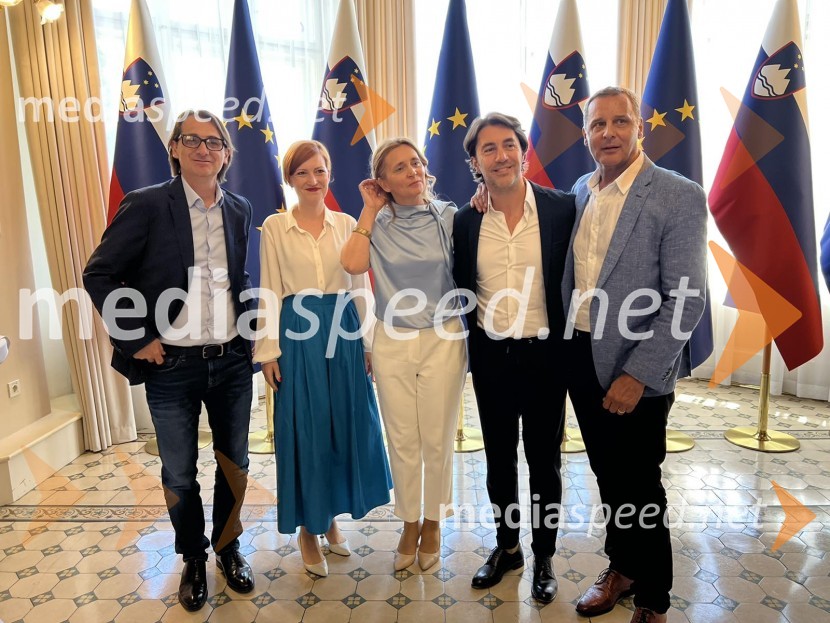  Aleksandar  Popovski, režiser, umetniški direktor Drame SNG Maribor; dr. Asta Vrečko, ministrica za kulturo;  ... ;  Edward Clug, umetniški direktor, Balet SNG Maribor;  Danilo Rošker, direktor SNG MariborPredsednik Pahor odlikoval Elzo Budau, Edwarda Cluga in Ervina Hartmana