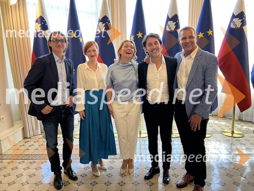  Aleksandar  Popovski, režiser, umetniški direktor Drame SNG Maribor; dr. Asta Vrečko, ministrica za kulturo;  ... ;  Edward Clug, umetniški direktor, Balet SNG Maribor;  Danilo Rošker, direktor SNG MariborPredsednik Pahor odlikoval Elzo Budau, Edwarda Cluga in Ervina Hartmana