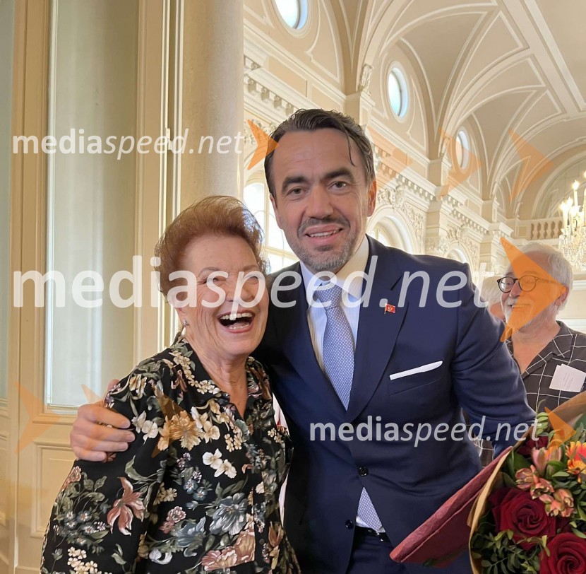  Elza Budau, slovenska tekstopiska, pesnica in pisateljica;  ... Predsednik Pahor odlikoval Elzo Budau, Edwarda Cluga in Ervina Hartmana