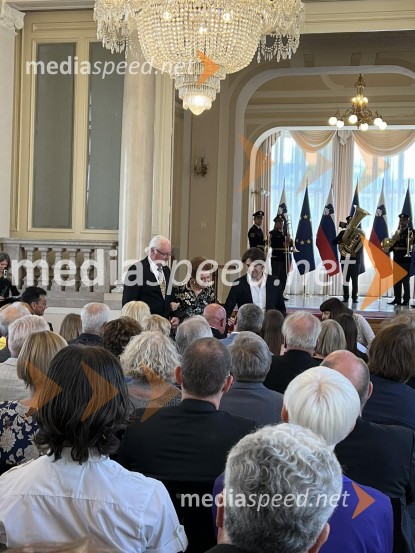 Predsednik Pahor odlikoval Elzo Budau, Edwarda Cluga in Ervina Hartmana