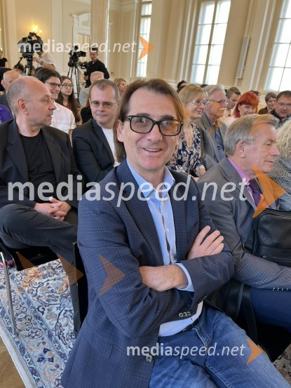  Aleksandar  Popovski, režiser, umetniški direktor Drame SNG MariborPredsednik Pahor odlikoval Elzo Budau, Edwarda Cluga in Ervina Hartmana