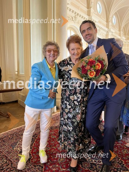  Dragica Petrovič, režiserka in producentka;  Elza Budau, slovenska tekstopiska, pesnica in pisateljica;  ... Predsednik Pahor odlikoval Elzo Budau, Edwarda Cluga in Ervina Hartmana