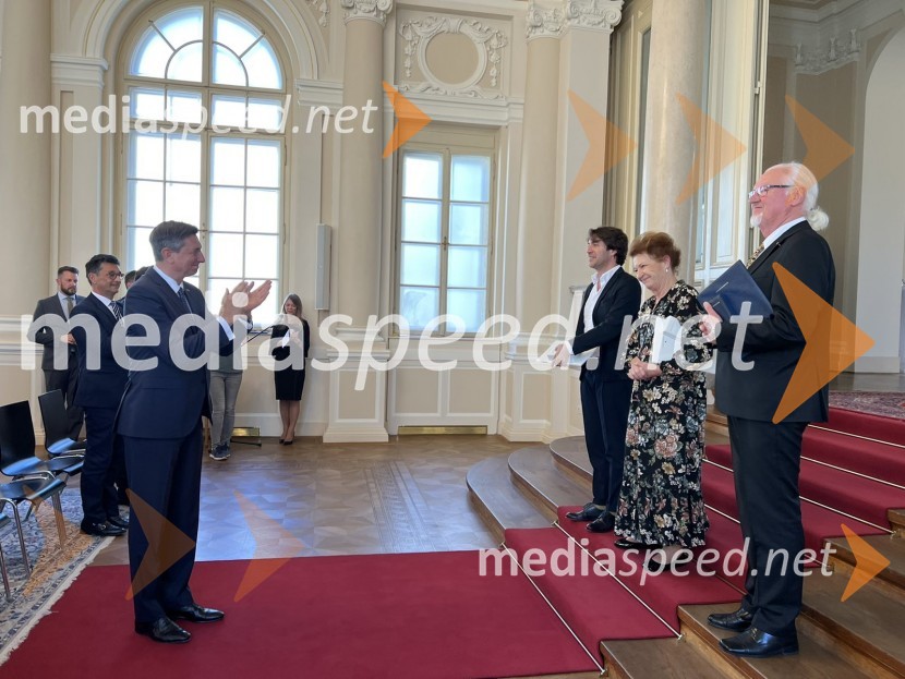  Borut Pahor, predsednik Republike Slovenije;  Edward Clug, umetniški direktor, Balet SNG Maribor;  Elza Budau, slovenska tekstopiska, pesnica in pisateljica;  Ervin Hartman, dirigentPredsednik Pahor odlikoval Elzo Budau, Edwarda Cluga in Ervina Hartmana