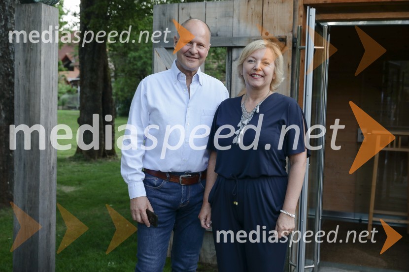  Staš Škrabec, Riko d.o.o.;   Darja  Groznik, odgovorna urednica 1. programa Radia Slovenija, predsednica ZPMSUrška Klakočar Zupančič v pogovoru z Darjo Groznik, na Škrabčevi domačiji