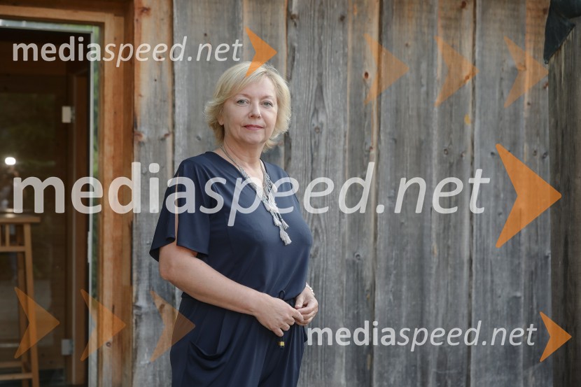   Darja  Groznik, odgovorna urednica 1. programa Radia Slovenija, predsednica ZPMSUrška Klakočar Zupančič v pogovoru z Darjo Groznik, na Škrabčevi domačiji