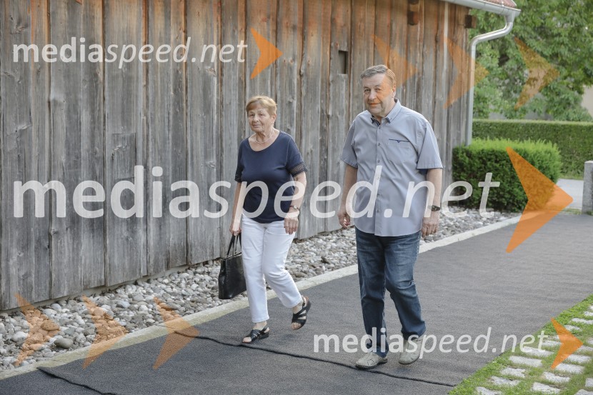 Urška Klakočar Zupančič v pogovoru z Darjo Groznik, na Škrabčevi domačiji