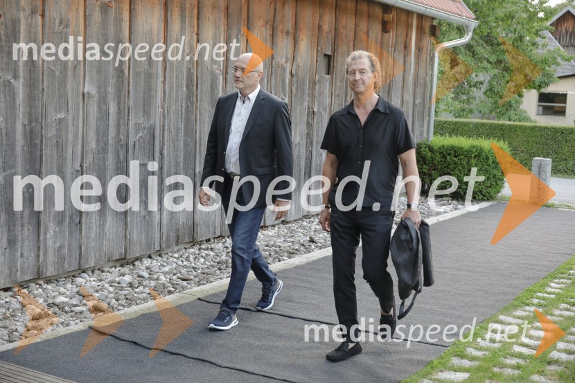  Borut Grmšek, član, Lions klub Ljubljana Iliria;  Mark ČučekUrška Klakočar Zupančič v pogovoru z Darjo Groznik, na Škrabčevi domačiji