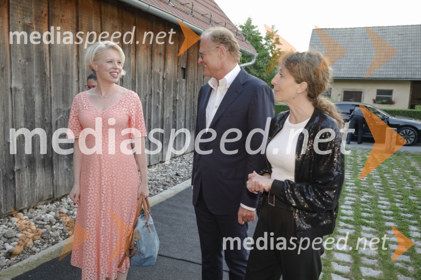 mag. Urška Klakočar Zupančič, predsednica Državnega zbora RS, podpredsednica Gibanja Svoboda;  Janez  Škrabec, direktor Riko d.o.o., predsednik Slovensko-ruskega poslovnega sveta;  ... Urška Klakočar Zupančič v pogovoru z Darjo Groznik, na Škrabčevi domačiji