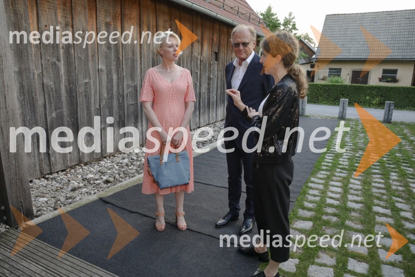 mag. Urška Klakočar Zupančič, predsednica Državnega zbora RS, podpredsednica Gibanja Svoboda;  Janez  Škrabec, direktor Riko d.o.o., predsednik Slovensko-ruskega poslovnega sveta;  ... Urška Klakočar Zupančič v pogovoru z Darjo Groznik, na Škrabčevi domačiji