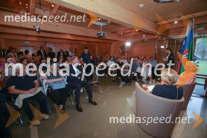 Urška Klakočar Zupančič v pogovoru z Darjo Groznik, na Škrabčevi domačiji