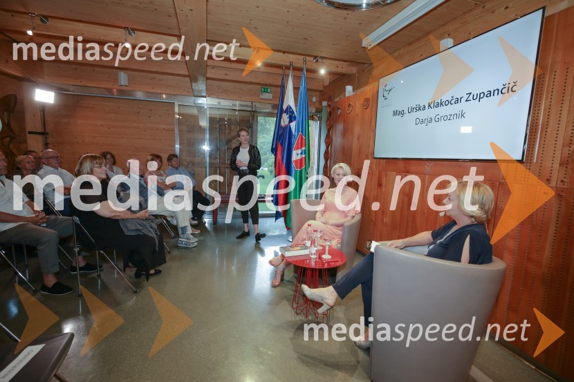 mag. Urška Klakočar Zupančič, predsednica Državnega zbora RS, podpredsednica Gibanja Svoboda;   Darja  Groznik, odgovorna urednica 1. programa Radia Slovenija, predsednica ZPMSUrška Klakočar Zupančič v pogovoru z Darjo Groznik, na Škrabčevi domačiji