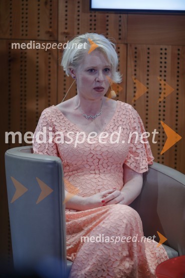 mag. Urška Klakočar Zupančič, predsednica Državnega zbora RS, podpredsednica Gibanja SvobodaUrška Klakočar Zupančič v pogovoru z Darjo Groznik, na Škrabčevi domačiji