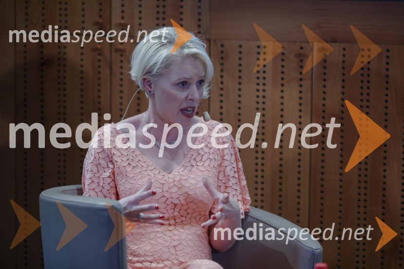 mag. Urška Klakočar Zupančič, predsednica Državnega zbora RS, podpredsednica Gibanja SvobodaUrška Klakočar Zupančič v pogovoru z Darjo Groznik, na Škrabčevi domačiji