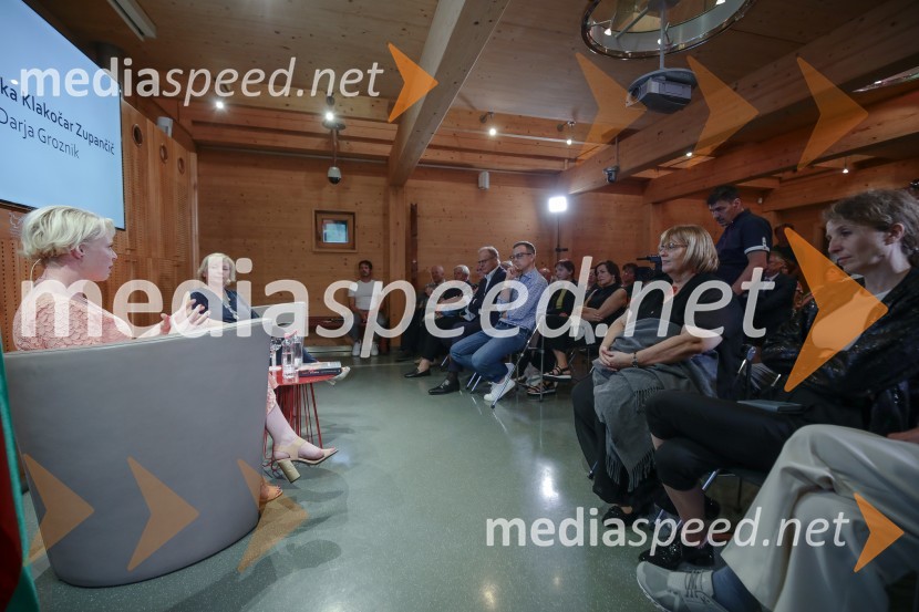 mag. Urška Klakočar Zupančič, predsednica Državnega zbora RS, podpredsednica Gibanja Svoboda;   Darja  Groznik, odgovorna urednica 1. programa Radia Slovenija, predsednica ZPMSUrška Klakočar Zupančič v pogovoru z Darjo Groznik, na Škrabčevi domačiji