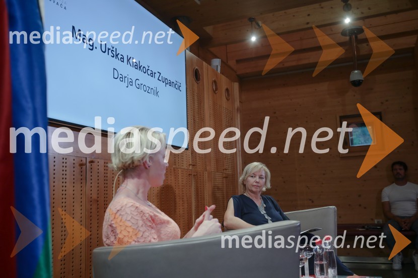 mag. Urška Klakočar Zupančič, predsednica Državnega zbora RS, podpredsednica Gibanja Svoboda;   Darja  Groznik, odgovorna urednica 1. programa Radia Slovenija, predsednica ZPMSUrška Klakočar Zupančič v pogovoru z Darjo Groznik, na Škrabčevi domačiji