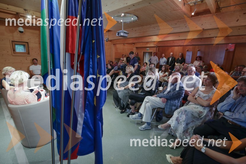 Urška Klakočar Zupančič v pogovoru z Darjo Groznik, na Škrabčevi domačiji