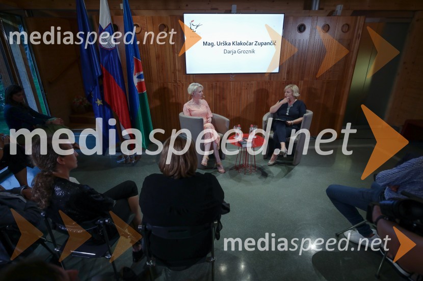 mag. Urška Klakočar Zupančič, predsednica Državnega zbora RS, podpredsednica Gibanja Svoboda;   Darja  Groznik, odgovorna urednica 1. programa Radia Slovenija, predsednica ZPMSUrška Klakočar Zupančič v pogovoru z Darjo Groznik, na Škrabčevi domačiji