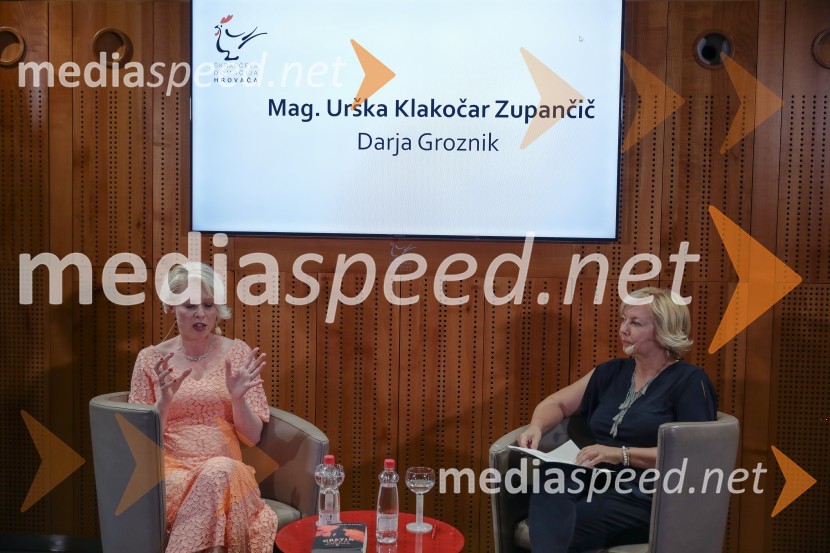 mag. Urška Klakočar Zupančič, predsednica Državnega zbora RS, podpredsednica Gibanja Svoboda;   Darja  Groznik, odgovorna urednica 1. programa Radia Slovenija, predsednica ZPMSUrška Klakočar Zupančič v pogovoru z Darjo Groznik, na Škrabčevi domačiji