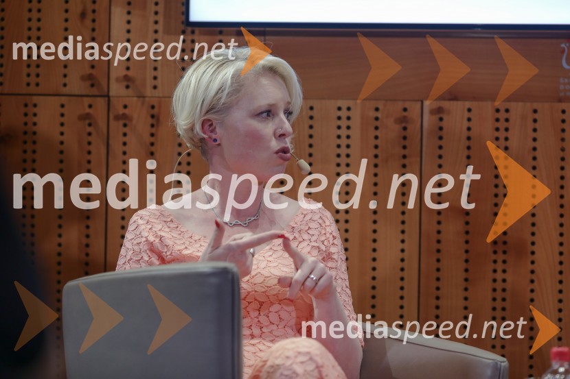 mag. Urška Klakočar Zupančič, predsednica Državnega zbora RS, podpredsednica Gibanja SvobodaUrška Klakočar Zupančič v pogovoru z Darjo Groznik, na Škrabčevi domačiji