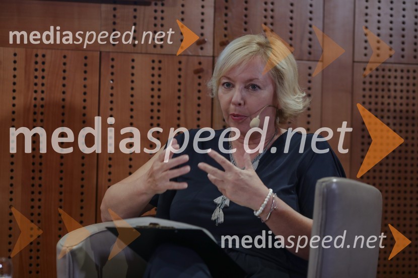   Darja  Groznik, odgovorna urednica 1. programa Radia Slovenija, predsednica ZPMSUrška Klakočar Zupančič v pogovoru z Darjo Groznik, na Škrabčevi domačiji