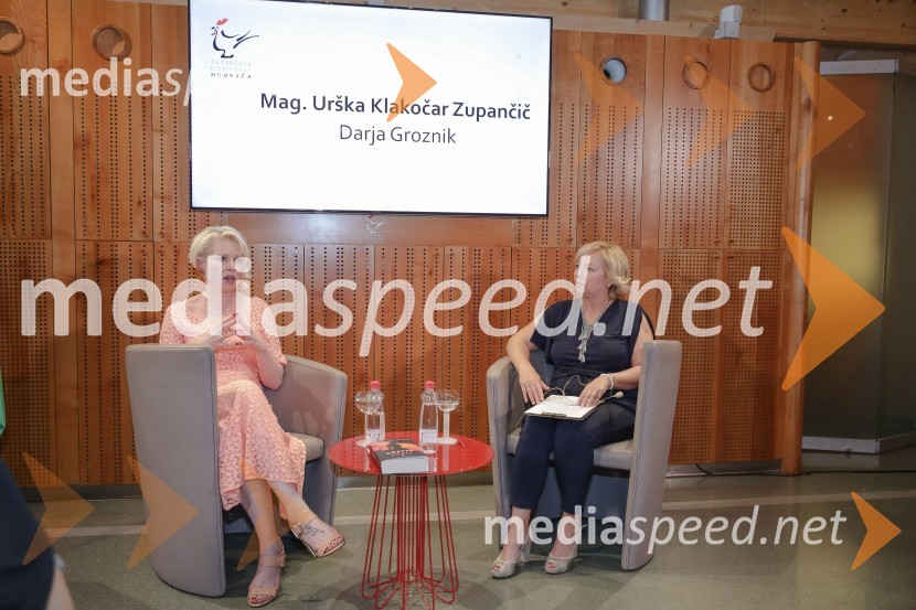 mag. Urška Klakočar Zupančič, predsednica Državnega zbora RS, podpredsednica Gibanja Svoboda;   Darja  Groznik, odgovorna urednica 1. programa Radia Slovenija, predsednica ZPMSUrška Klakočar Zupančič v pogovoru z Darjo Groznik, na Škrabčevi domačiji