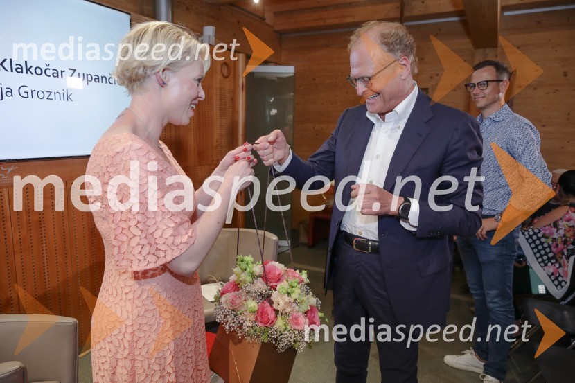 mag. Urška Klakočar Zupančič, predsednica Državnega zbora RS, podpredsednica Gibanja Svoboda;  Janez  Škrabec, direktor Riko d.o.o., predsednik Slovensko-ruskega poslovnega svetaUrška Klakočar Zupančič v pogovoru z Darjo Groznik, na Škrabčevi domačiji