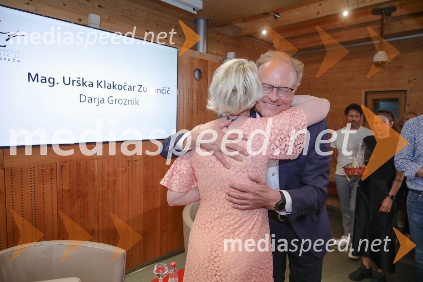 mag. Urška Klakočar Zupančič, predsednica Državnega zbora RS, podpredsednica Gibanja Svoboda;  Janez  Škrabec, direktor Riko d.o.o., predsednik Slovensko-ruskega poslovnega svetaUrška Klakočar Zupančič v pogovoru z Darjo Groznik, na Škrabčevi domačiji