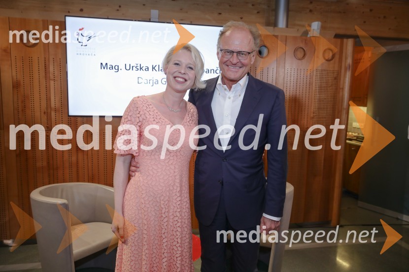 mag. Urška Klakočar Zupančič, predsednica Državnega zbora RS, podpredsednica Gibanja Svoboda;  Janez  Škrabec, direktor Riko d.o.o., predsednik Slovensko-ruskega poslovnega svetaUrška Klakočar Zupančič v pogovoru z Darjo Groznik, na Škrabčevi domačiji