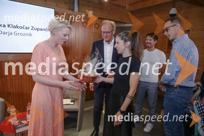 mag. Urška Klakočar Zupančič, predsednica Državnega zbora RS, podpredsednica Gibanja Svoboda;  Janez  Škrabec, direktor Riko d.o.o., predsednik Slovensko-ruskega poslovnega sveta;  ... ;  ... ;  ... Urška Klakočar Zupančič v pogovoru z Darjo Groznik, na Škrabčevi domačiji