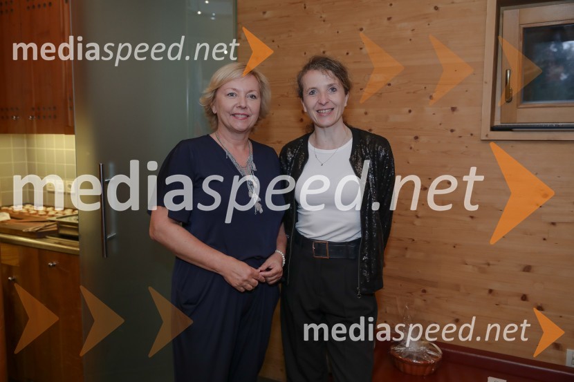   Darja  Groznik, odgovorna urednica 1. programa Radia Slovenija, predsednica ZPMS;  ... Urška Klakočar Zupančič v pogovoru z Darjo Groznik, na Škrabčevi domačiji