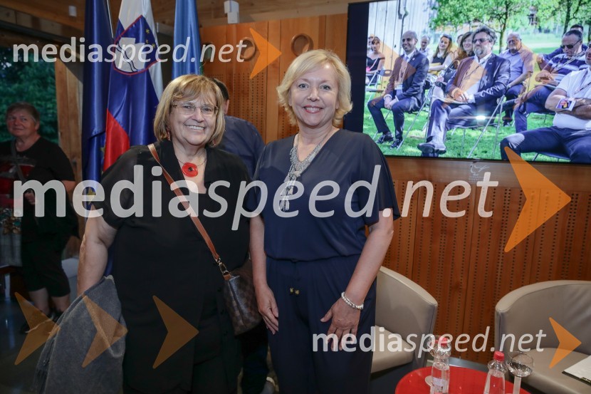 red. prof. dr.  Metka  Tekavčič, dekanja Ekonomske fakultete Univerze v Ljubljani;   Darja  Groznik, odgovorna urednica 1. programa Radia Slovenija, predsednica ZPMSUrška Klakočar Zupančič v pogovoru z Darjo Groznik, na Škrabčevi domačiji