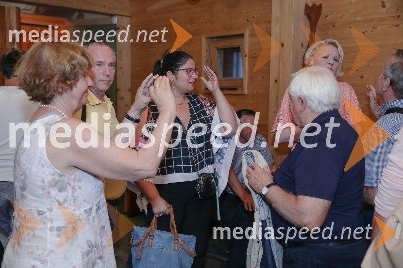 Urška Klakočar Zupančič v pogovoru z Darjo Groznik, na Škrabčevi domačiji