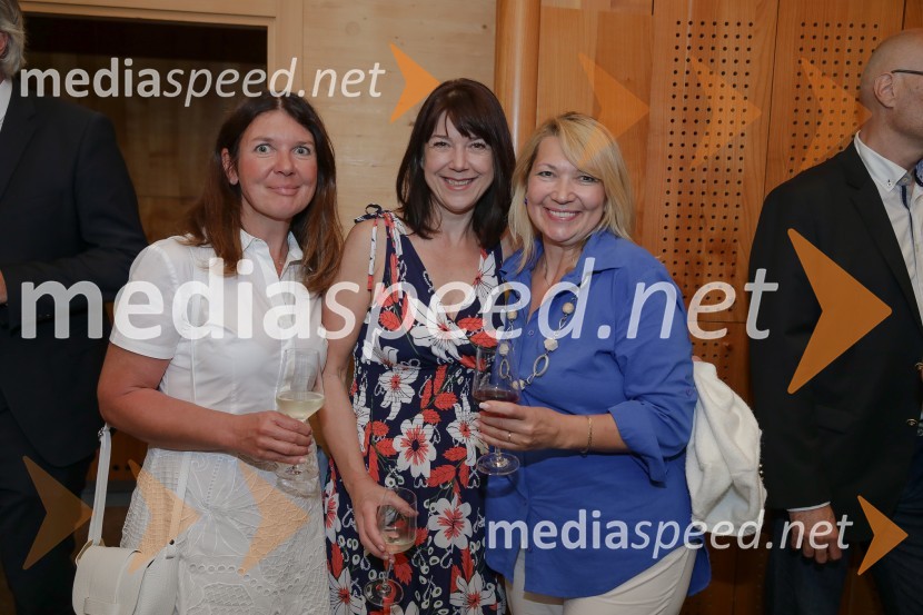  Darja Adamič;  Andreja Škrabec, mag. znanosti za državne in evropske študije;  Tereza JapeljUrška Klakočar Zupančič v pogovoru z Darjo Groznik, na Škrabčevi domačiji