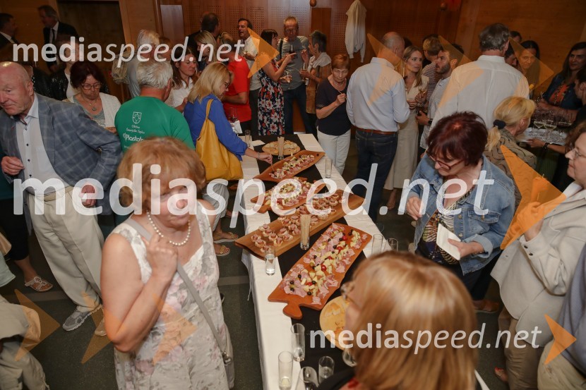 Urška Klakočar Zupančič v pogovoru z Darjo Groznik, na Škrabčevi domačiji