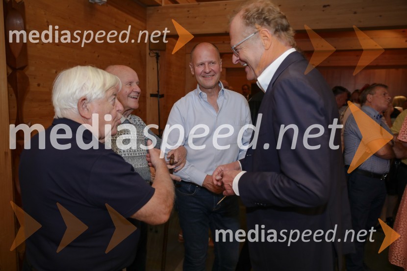  Milan Kučan, nekdanji predsednik Republike Slovenije;  ... ;  Staš Škrabec, Riko d.o.o.;  Janez  Škrabec, direktor Riko d.o.o., predsednik Slovensko-ruskega poslovnega svetaUrška Klakočar Zupančič v pogovoru z Darjo Groznik, na Škrabčevi domačiji