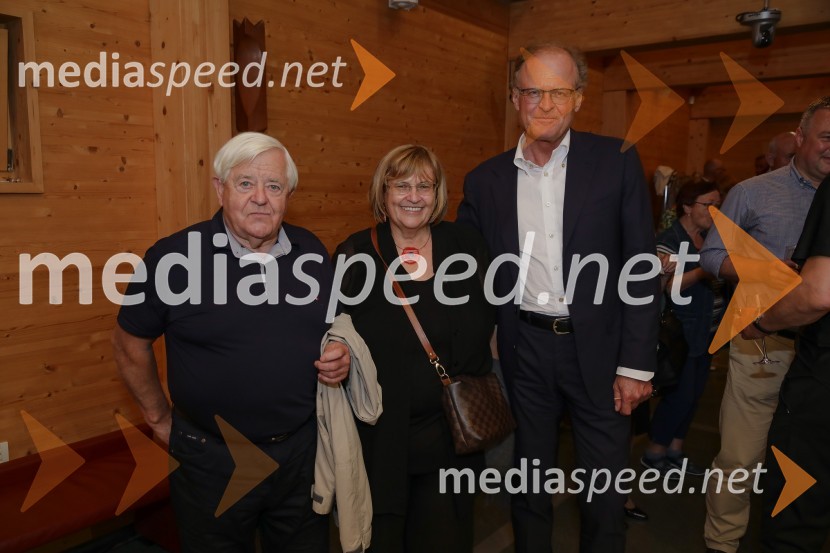  Milan Kučan, nekdanji predsednik Republike Slovenije;  ... ;  Janez  Škrabec, direktor Riko d.o.o., predsednik Slovensko-ruskega poslovnega svetaUrška Klakočar Zupančič v pogovoru z Darjo Groznik, na Škrabčevi domačiji