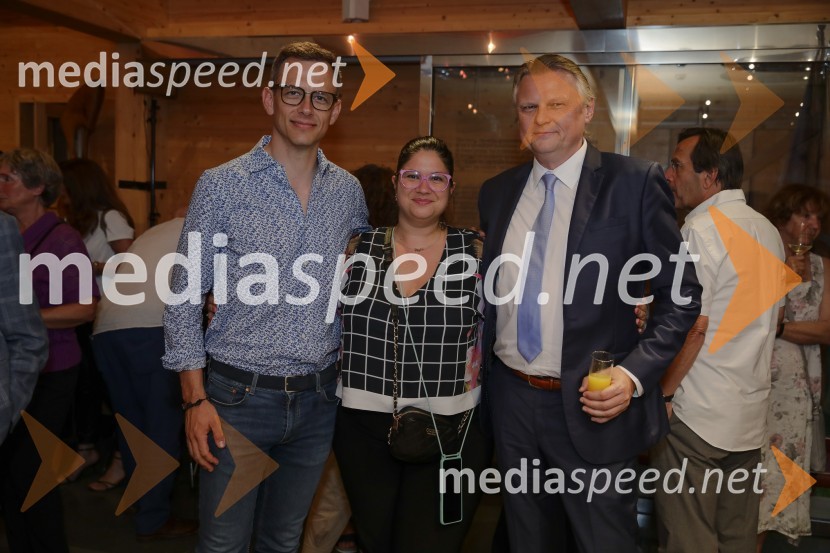  Žiga Babnik, Riko d.o.o.;  Maja Jenstrle, vodja kabineta predsednice DZ RS;  Jurček Žmavc, SpiritUrška Klakočar Zupančič v pogovoru z Darjo Groznik, na Škrabčevi domačiji