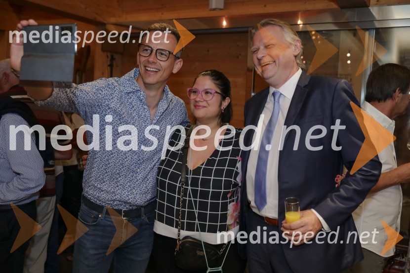  Žiga Babnik, Riko d.o.o.;  Maja Jenstrle, vodja kabineta predsednice DZ RS;  Jurček Žmavc, SpiritUrška Klakočar Zupančič v pogovoru z Darjo Groznik, na Škrabčevi domačiji