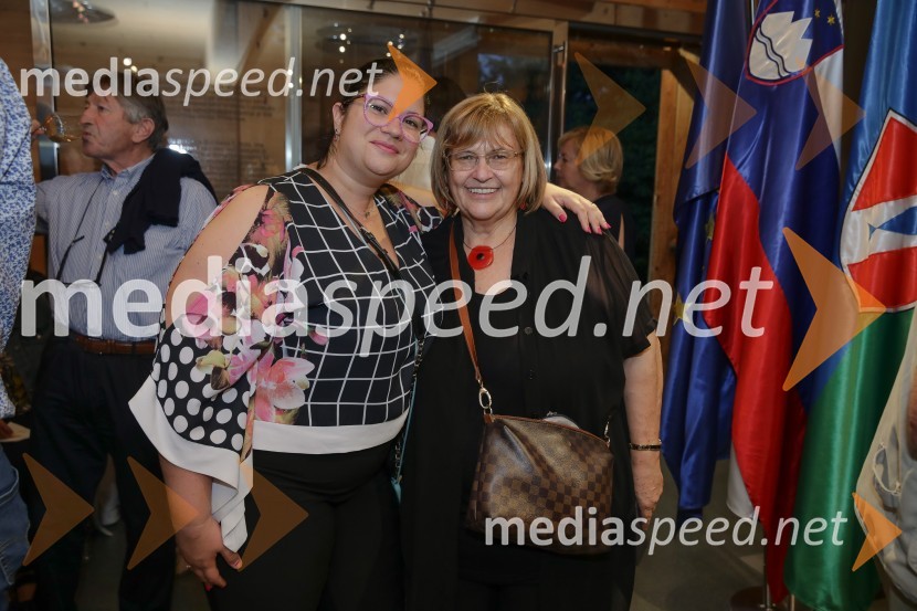  Maja Jenstrle, vodja kabineta predsednice DZ RS; red. prof. dr.  Metka  Tekavčič, dekanja Ekonomske fakultete Univerze v LjubljaniUrška Klakočar Zupančič v pogovoru z Darjo Groznik, na Škrabčevi domačiji