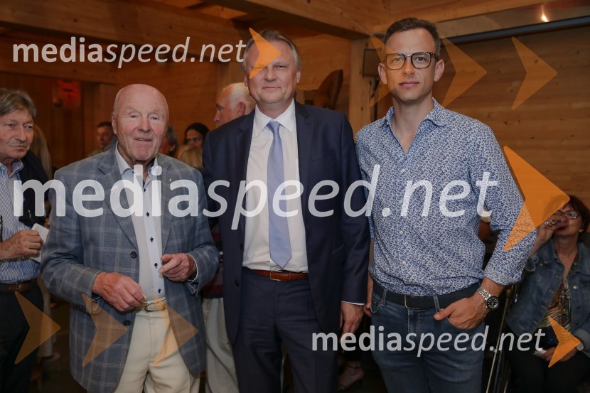  Stanislav  Škrabec, nekdanji direktor, Riko Ribnica;  Jurček Žmavc, Spirit;  Žiga Babnik, Riko d.o.o.Urška Klakočar Zupančič v pogovoru z Darjo Groznik, na Škrabčevi domačiji