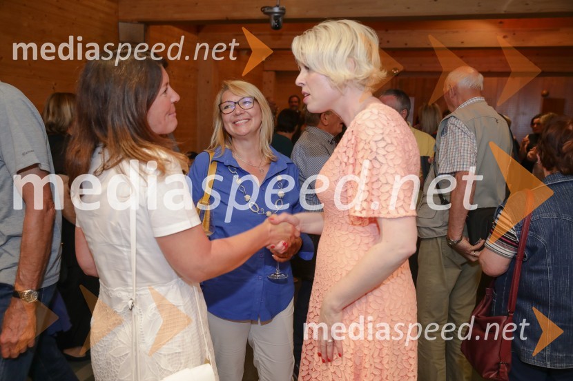  Darja Adamič;  Tereza Japelj; mag. Urška Klakočar Zupančič, predsednica Državnega zbora RS, podpredsednica Gibanja SvobodaUrška Klakočar Zupančič v pogovoru z Darjo Groznik, na Škrabčevi domačiji