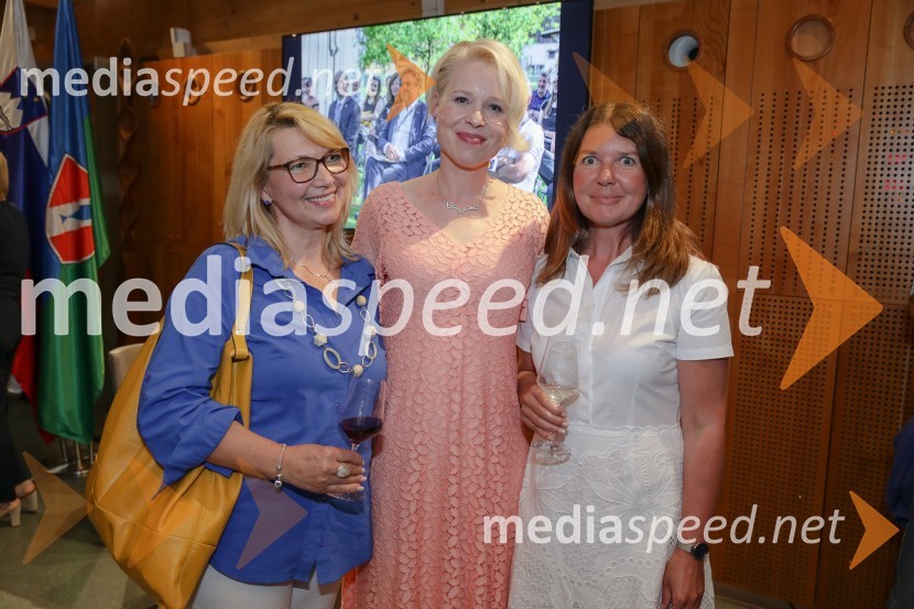  Tereza Japelj; mag. Urška Klakočar Zupančič, predsednica Državnega zbora RS, podpredsednica Gibanja Svoboda;  Darja AdamičUrška Klakočar Zupančič v pogovoru z Darjo Groznik, na Škrabčevi domačiji