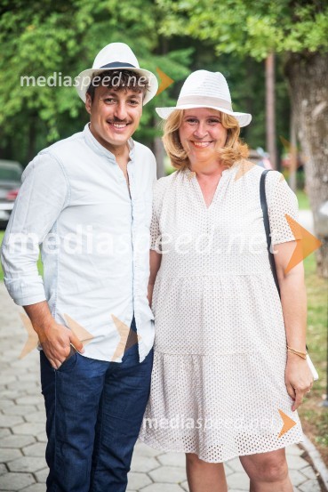  Žan  Papič, stand up komik;   Simona Dakič Nemanič, odgovorna urednica revije LadyLady piknik pod klobuki 2022