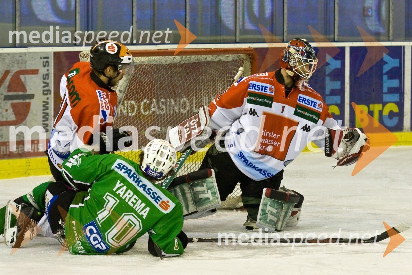 Seamus Kotyk (vratar) in Philippe Lakos, hokejista Innsbrucka in Brendan Yarema, hokejist Tilie Olimpije (v zeleni športni opremi)Hokej: Liga Ebel, 42. krog: Tilia Olimpija - Innsbruck
